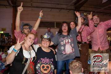 www_photofloh_de_PflaelzerGaudiNaechte_HermesHouseBand_Messehalle_PS_17_10_2026-78